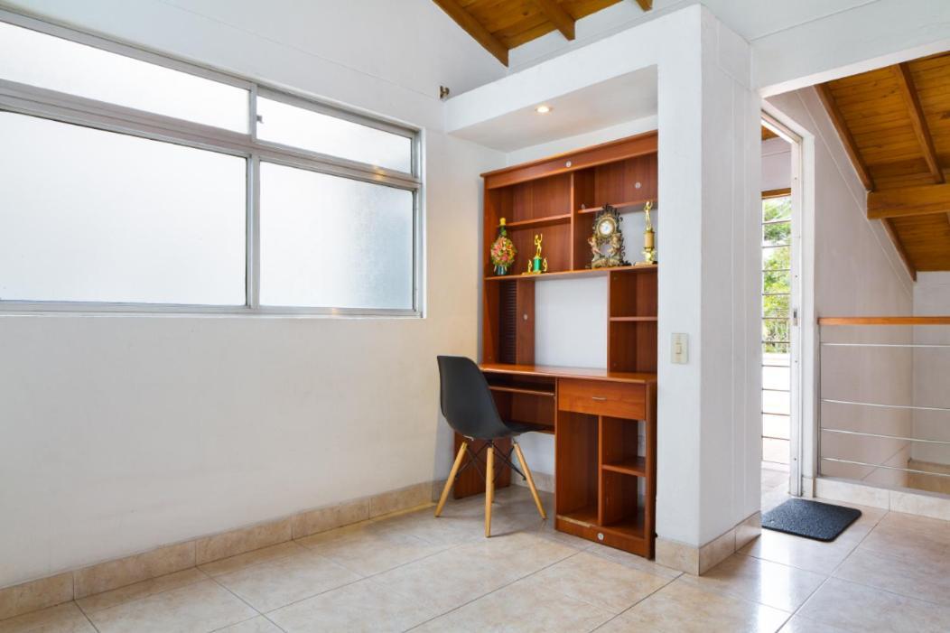 Ferienhaus Casa Entera-cerca A Mall La Y Estacion De Tranvia